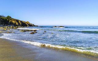 bellissimo rocce scogliere surfer onde a spiaggia puerto escondido Messico. foto