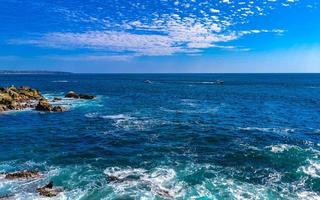 bellissimo rocce scogliere Visualizza onde a spiaggia puerto escondido Messico. foto