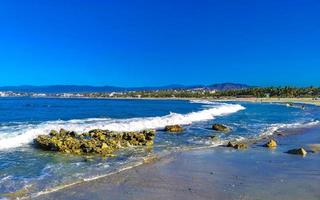 bellissimo rocce scogliere surfer onde a spiaggia puerto escondido Messico. foto