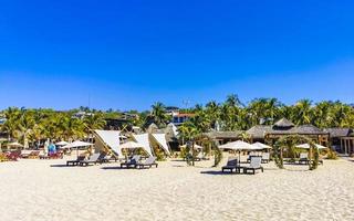 palme ombrelloni sole lettini spiaggia onde puerto escondido Messico. foto