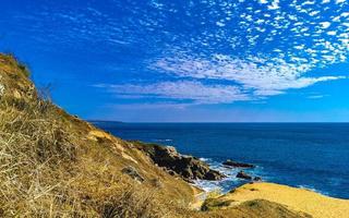 bellissimo rocce scogliere Visualizza onde a spiaggia puerto escondido Messico. foto