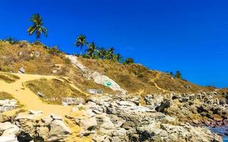 bellissimo rocce scogliere Visualizza onde a spiaggia puerto escondido Messico. foto