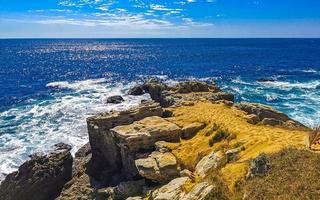 bellissimo rocce scogliere Visualizza onde a spiaggia puerto escondido Messico. foto