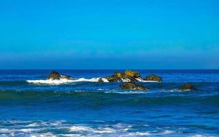 bellissimo rocce scogliere surfer onde a spiaggia puerto escondido Messico. foto