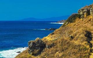 bellissimo rocce scogliere Visualizza onde a spiaggia puerto escondido Messico. foto