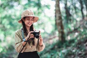 giovane donna uso telecamera assunzione foto con contento su campo