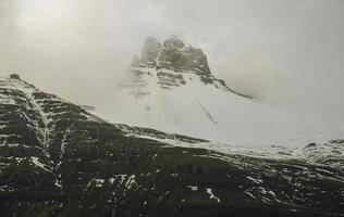 il montagna picco piace un' torreggiante forma nel stodvarfjörður cittadina di est fiordo di Islanda. foto