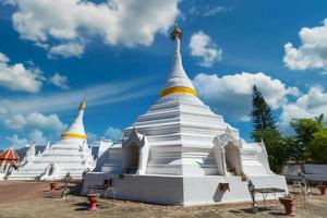 bianca unico pagoda nel wat Phra quello doi gongmoo punto di riferimento di mahongson, Tailandia. foto