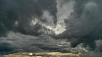 drammatico tempesta nuvole a buio cielo foto