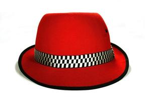 fedora rosso su bianco foto