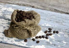 sacchetto di caffè su legno foto