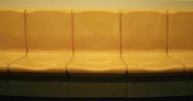 sedia gialla in treno elettrico foto