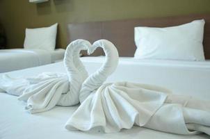 asciugamani di cigno sul letto