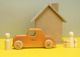 di legno Casa e auto con miniatura famiglia figure, mutuo e prestito concetto foto