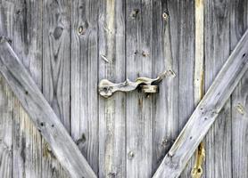 primo piano di porte in legno foto