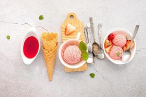 sapore di gelato alla fragola in una ciotola bianca foto