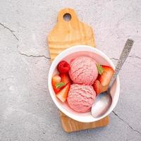 sapore di gelato alla fragola in una ciotola bianca foto