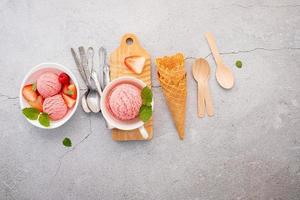 sapore di gelato alla fragola in una ciotola bianca foto