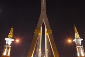 ponte rama viii di notte foto