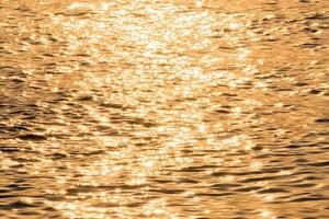 la luce del sole si riflette sul fiume foto