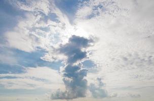 nuvole e cielo nel pomeriggio foto