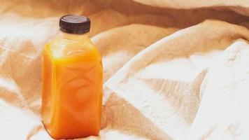 bottiglia di succo d'arancia con filtro granuloso foto