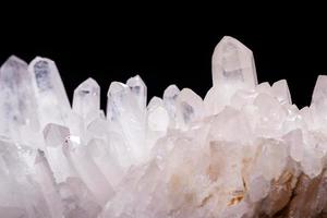 macro minerale pietra strass nel cristalli su un' nero sfondo foto