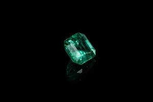 macro minerale Smeraldo pietra preziosa sfaccettato su nero sfondo foto
