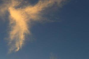 tramonto bellissimo colorato crepuscolo nel blu cielo e nube morbido foto