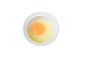 uovo nel un' ciotola isolato su bianca sfondo e ritaglio sentiero foto