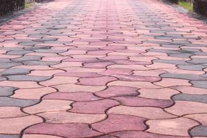 percorso a piedi in blocchi di pietra nel parco foto