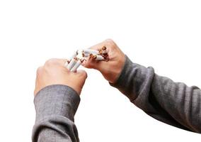 maschio giovane Tenere rotto sigaretta nel mani. Salute cura concetto fermare smettere fumare. isolato su bianca sfondo e ritaglio sentiero foto