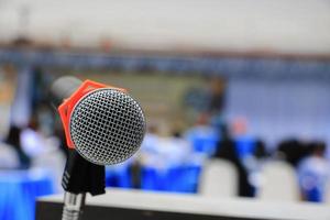 microfono su In piedi vicino su nel conferenza camera foto