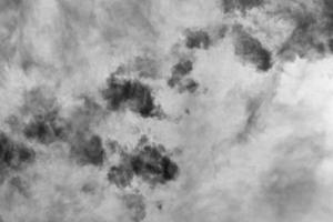 cielo con nero e bianca nube strutturato sfondo foto
