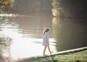 un' giovane donna nel un autunno cappotto foto