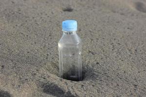 foto di un' pianura Usato bottiglia con luce del giorno