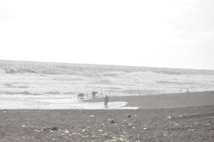 foto di nero sabbia spiaggia durante il giorno