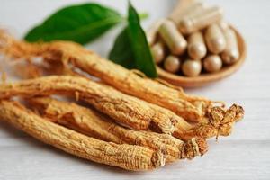 radici di ginseng e foglia verde, cibo sano. foto