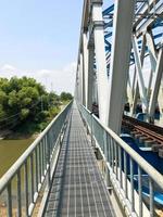 il pedone ponte accanto il ferrovia ponte foto