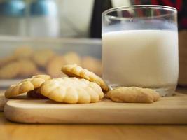 burro biscotti con latte pronto per servire, croccante patata fritta merenda latteria freschezza forno fotografia per cibo dolce dolce sfondo uso foto