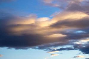 bellissimo sera cielo sfondo. nuvole nel il cielo durante il tramonto. foto