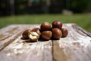 fresco castagne isolato su un' di legno pavimento, castagne avere un oleoso dolce gusto. foto