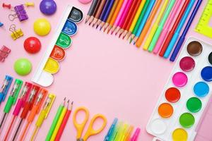 preparazione e studia di elementare scuola bambini. luminosa e colorato scuola foto