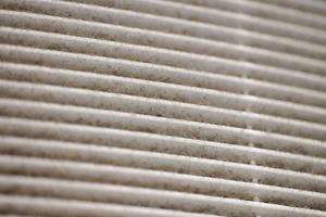 griglia di ventilazione dell'aria sporca di hvac con filtro intasato. foto