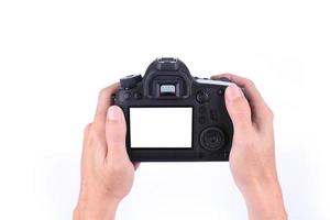 mani che tengono la fotocamera dslr su sfondo bianco foto