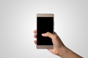 mano che tiene uno smartphone isolato su sfondo bianco foto
