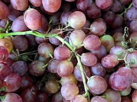 salutare frutta rosso uva sfondo buio uva, rosso uva nel il supermercato un' gruppo di Locale mercati pronto per mangiare uva adatto per succhi di frutta e fresco bevande foto