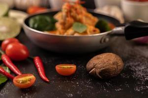 curry fatto con pollo, peperoncino, basilico e pomodoro foto