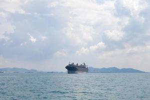 grande nave da carico sul mare foto