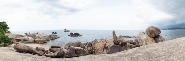 spiaggia rocciosa del nonno a koh samui foto